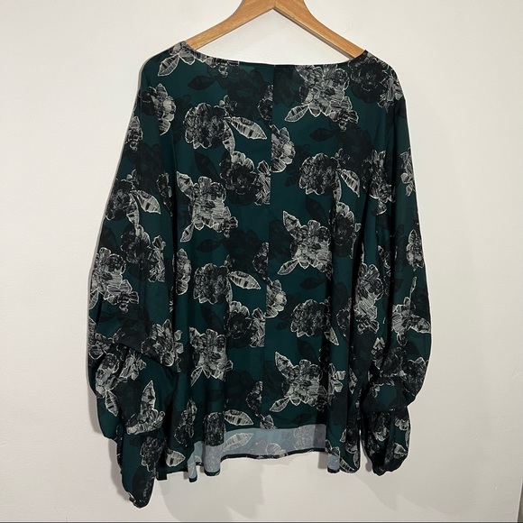 Eloquii Floral Blouse With Ruched Sleeves Green/Black/White Size 28 - Picture 6 of 10